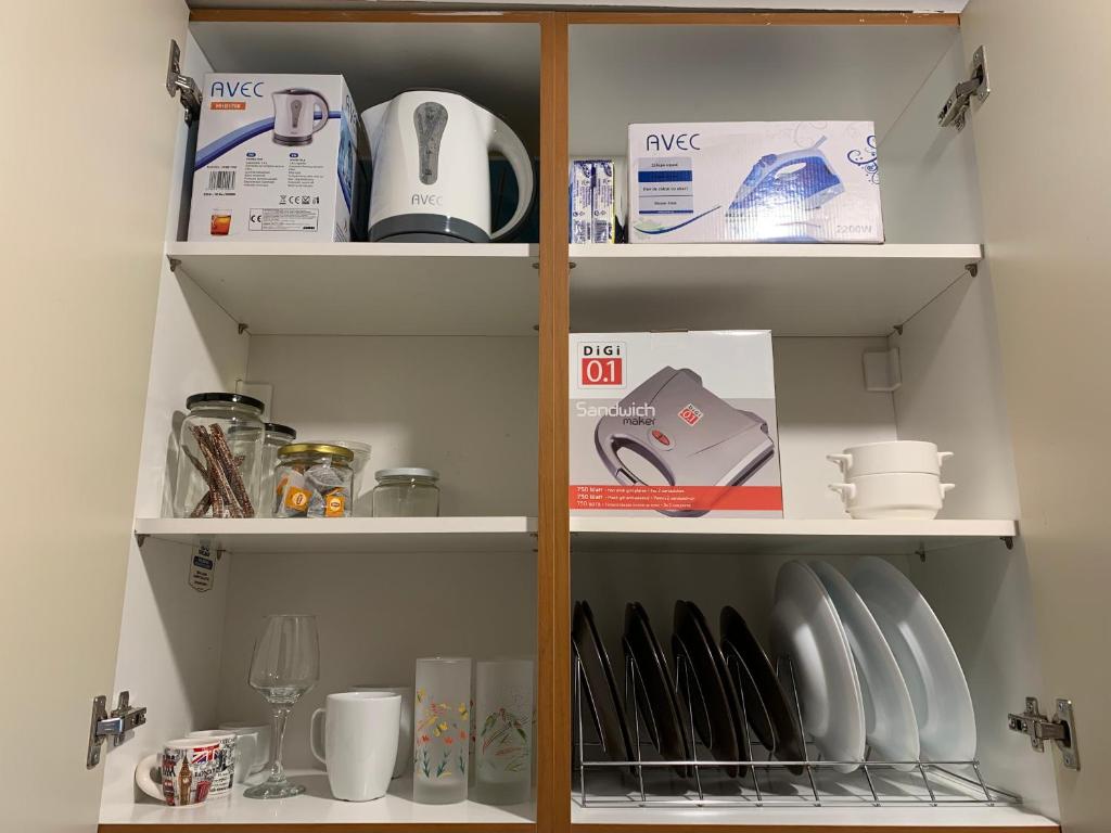 Príslušenstvo na prípravu kávy alebo čaju v ubytovaní Central Studio! Fiber WiFi, AC, Private, Self Check-in!