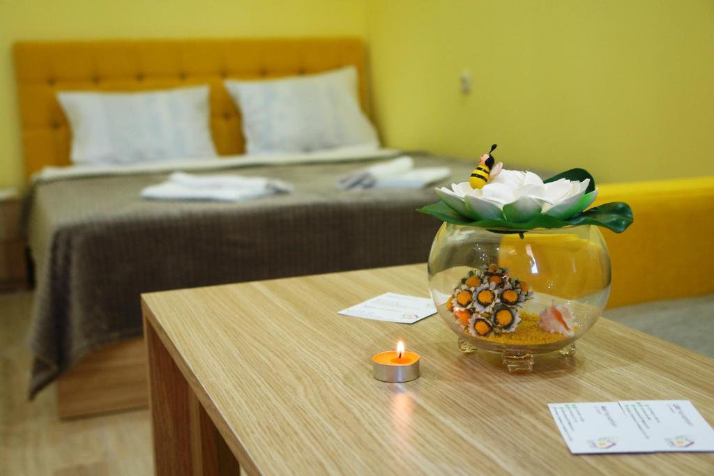 eine Vase mit einer Kerze auf dem Tisch in einem Hotelzimmer in der Unterkunft ECO-RESORT LORRET in Ashtarak