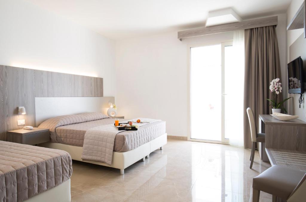 A bed or beds in a room at Forte 2 Hotel