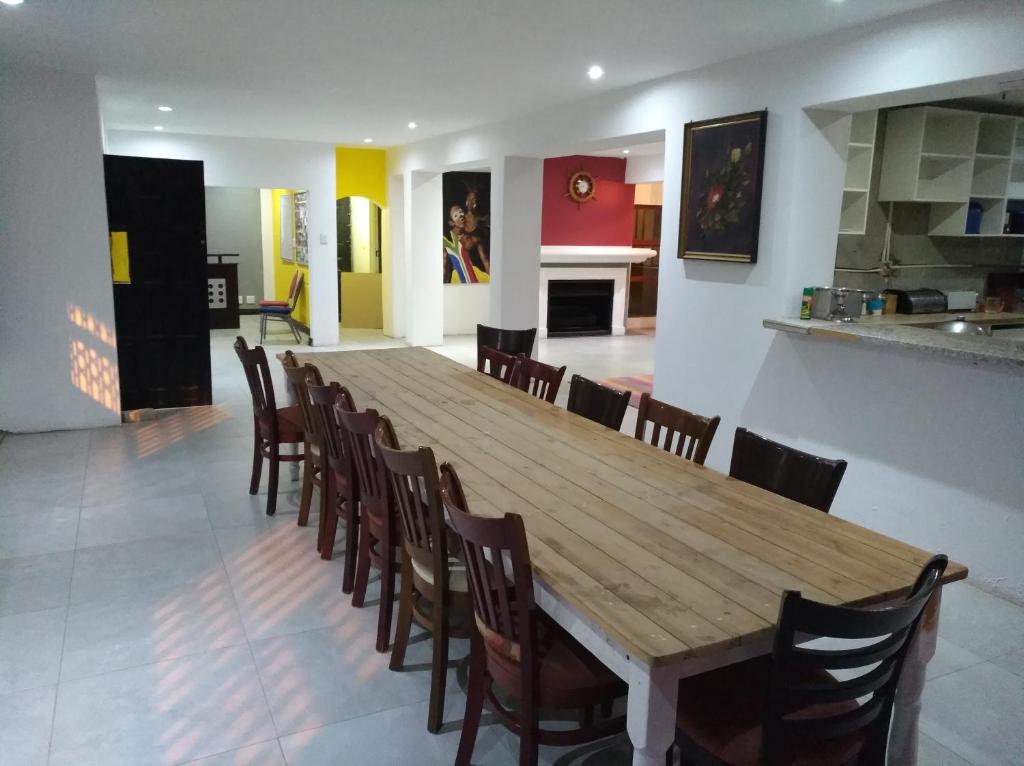 uma sala de jantar com uma mesa de madeira e cadeiras em Liziwe's Guest House em Matroosfontein