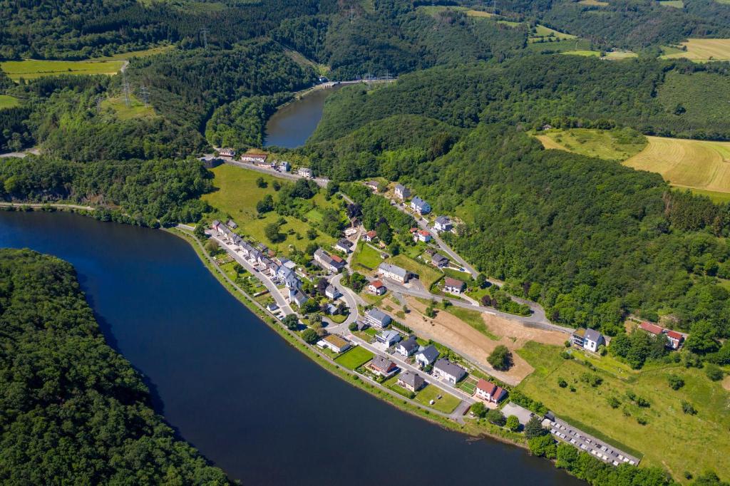 eine Insel inmitten eines Sees in der Unterkunft Gite rural a Bivels in Bivels