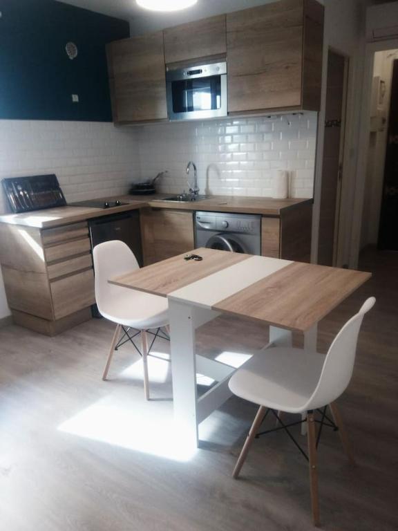 Charmant studio climatisé à 300m du port. Refait à neuf. - Apartamento De Un Dormitorio