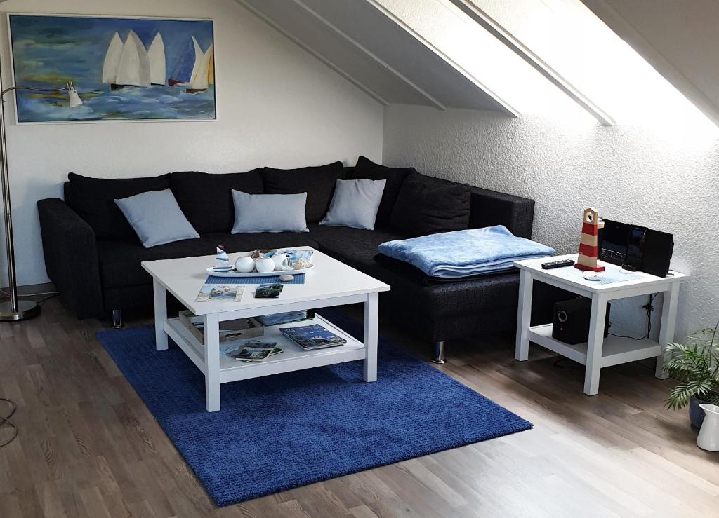 a living room with a couch and a table at Ferienwohnung Kleiner Esch in Bad Zwischenahn