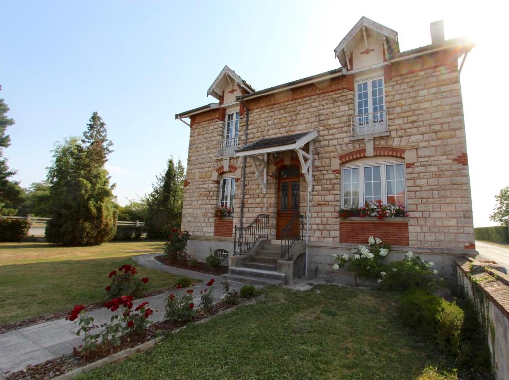ein Backsteinhaus mit einer Tür und einem Hof in der Unterkunft La maison de TOINETTE in Jonchery-sur-Suippe