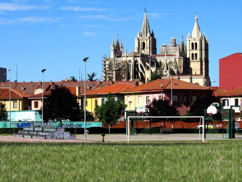 a city with buildings and a cathedral in the background at www Parques de la Catedral travel com Parking privado Gratis in León