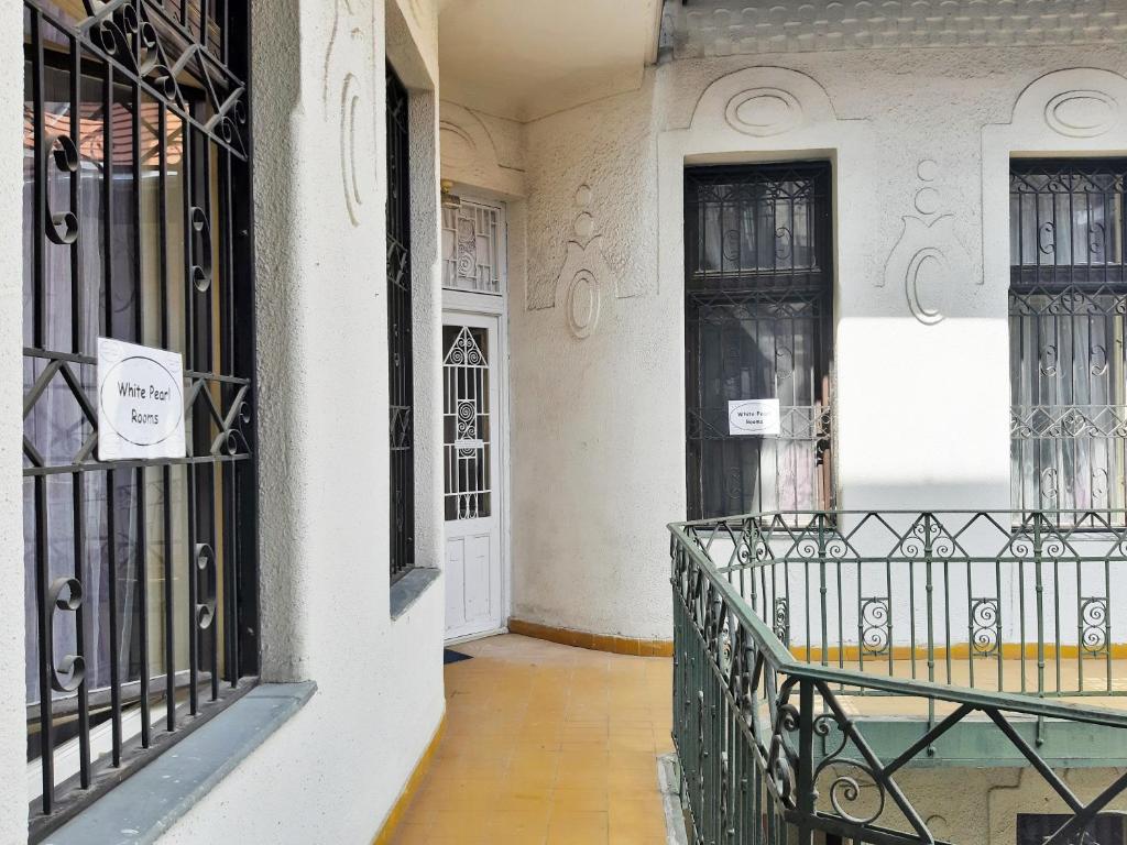 Balkón nebo terasa v ubytování White Pearl Rooms near Gozsdu