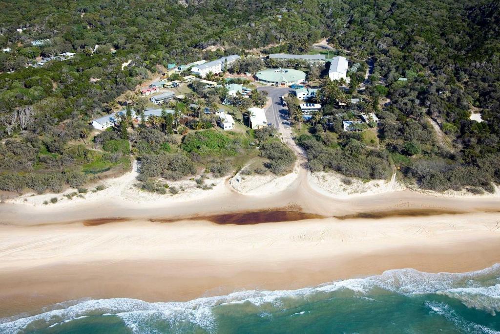 una vista aérea de una playa con el océano en K'gari Beach Resort, en Fraser Island