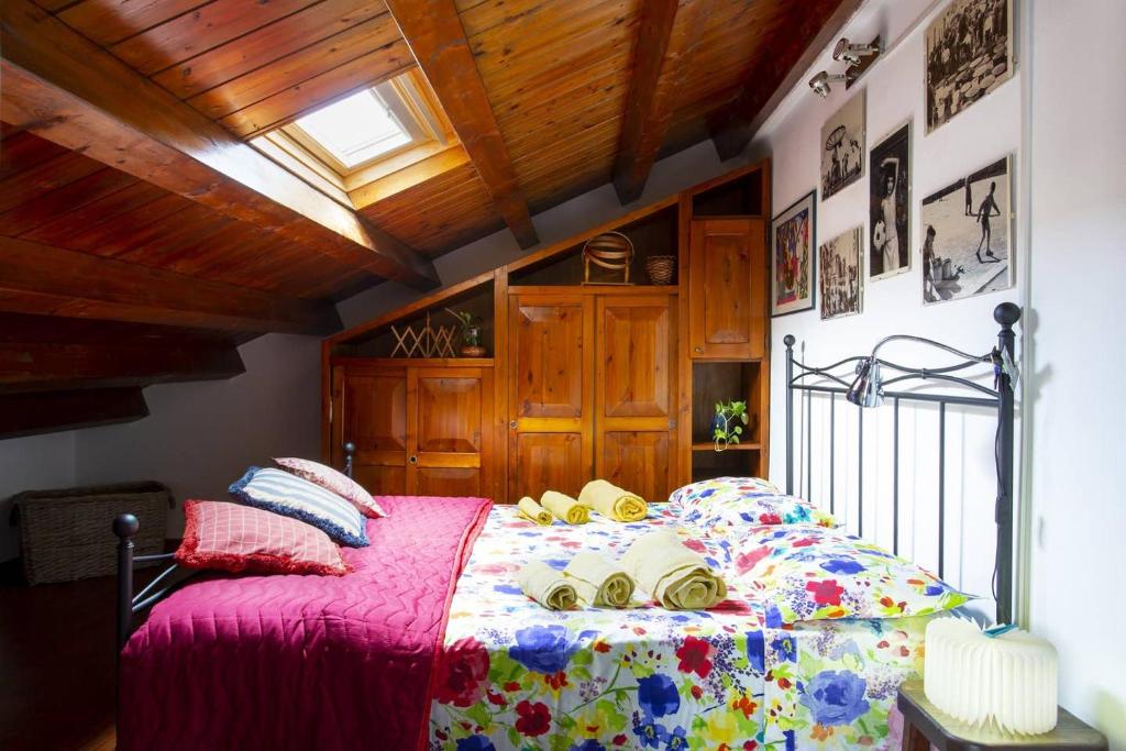ein Schlafzimmer mit einem Bett in einem Zimmer mit Holzdecken in der Unterkunft Anna's Home in Historical Center in Palermo