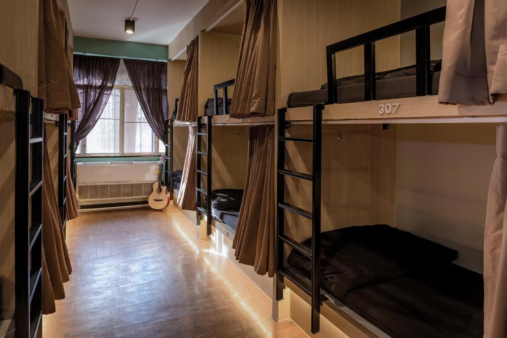 Palanda nebo palandy na pokoji v ubytování Mind Day Hostel Khaosan