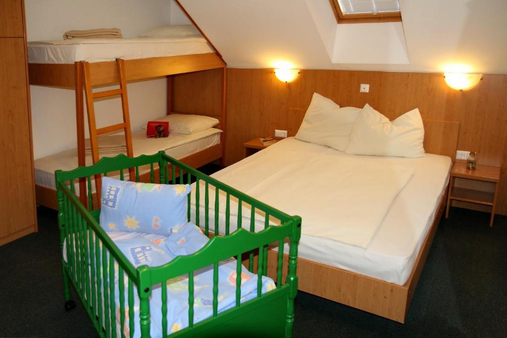 Postel nebo postele na pokoji v ubytování Hotel Oskar Zaplata