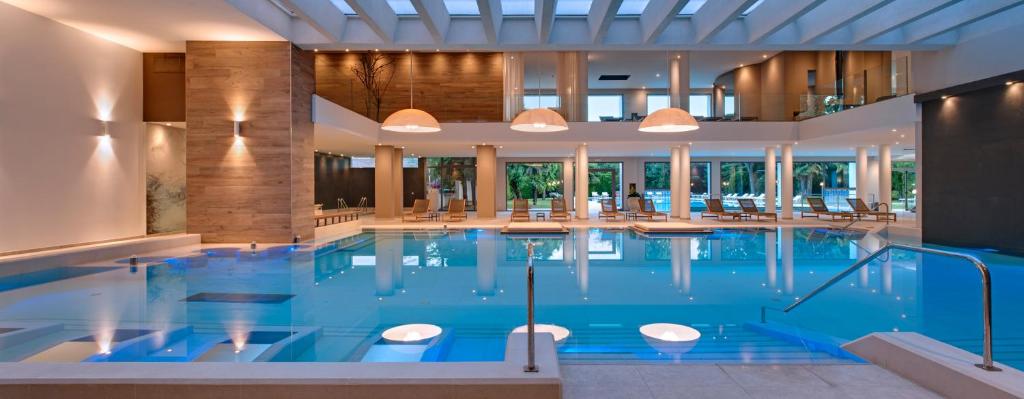 Bazén v ubytování Hotel Terme Neroniane nebo v jeho okolí