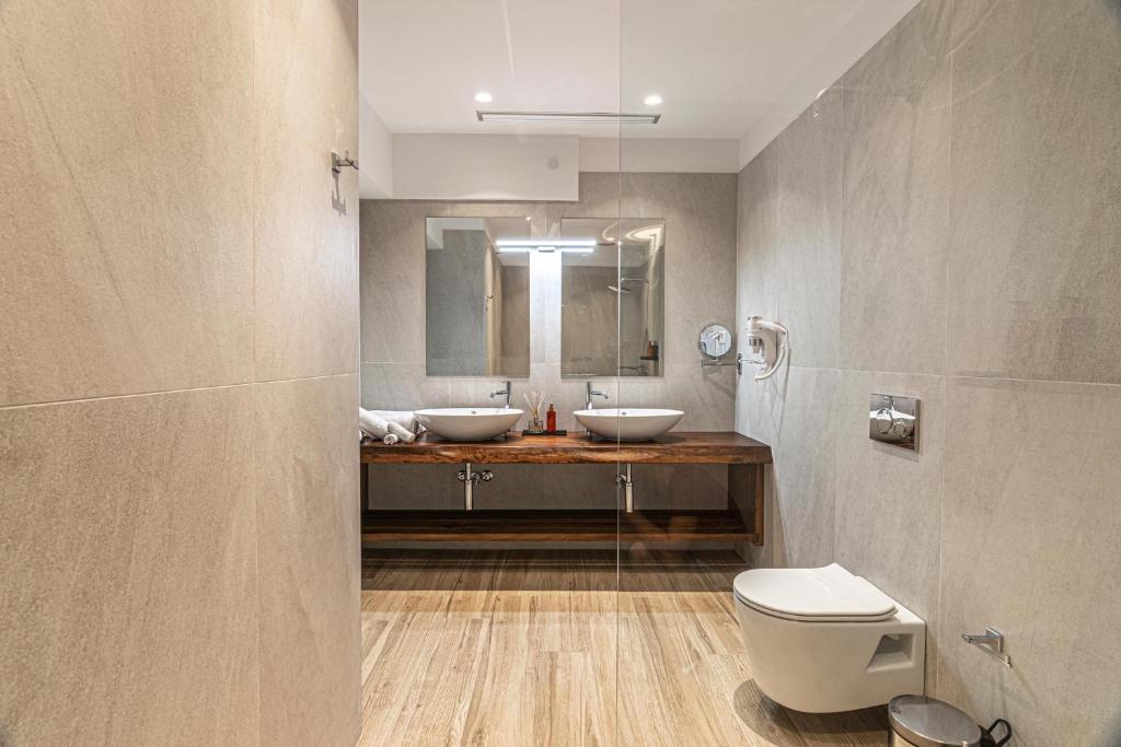 Koupelna v ubytování F & S LOUNGE SUITES