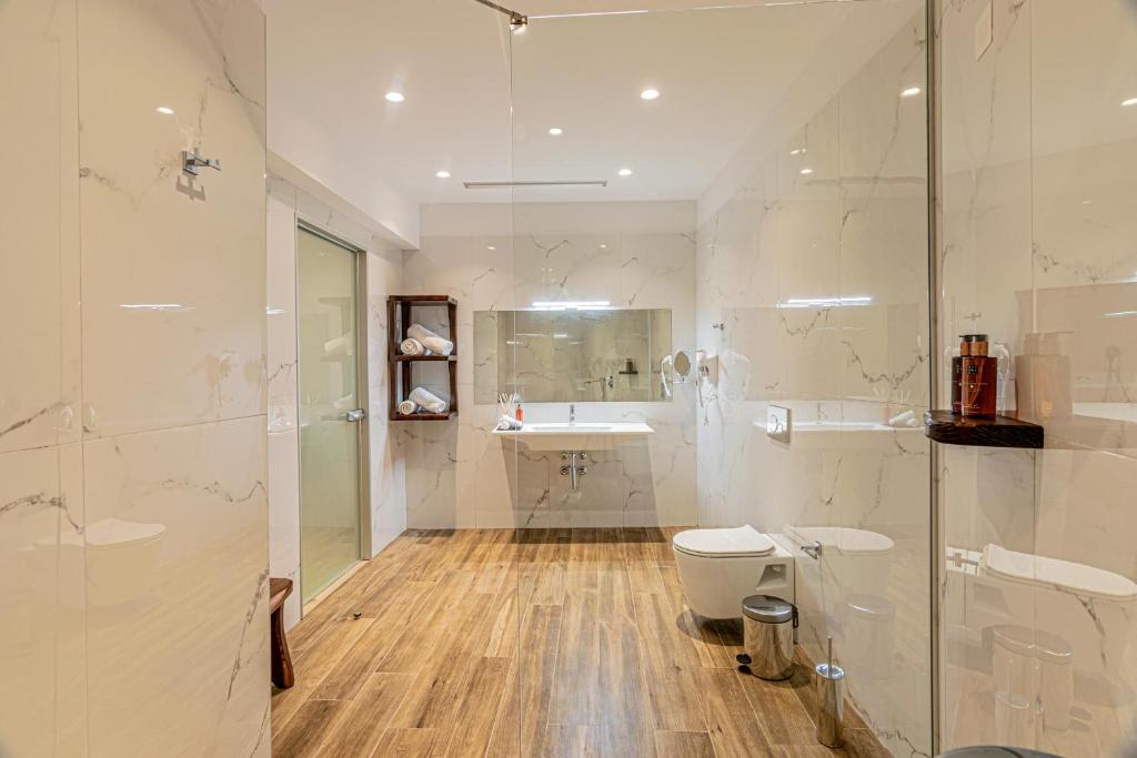 Koupelna v ubytování F & S LOUNGE SUITES