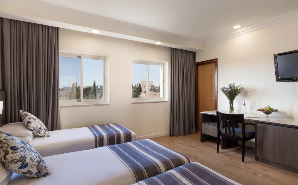 Postel nebo postele na pokoji v ubytování Ambassador Hotel