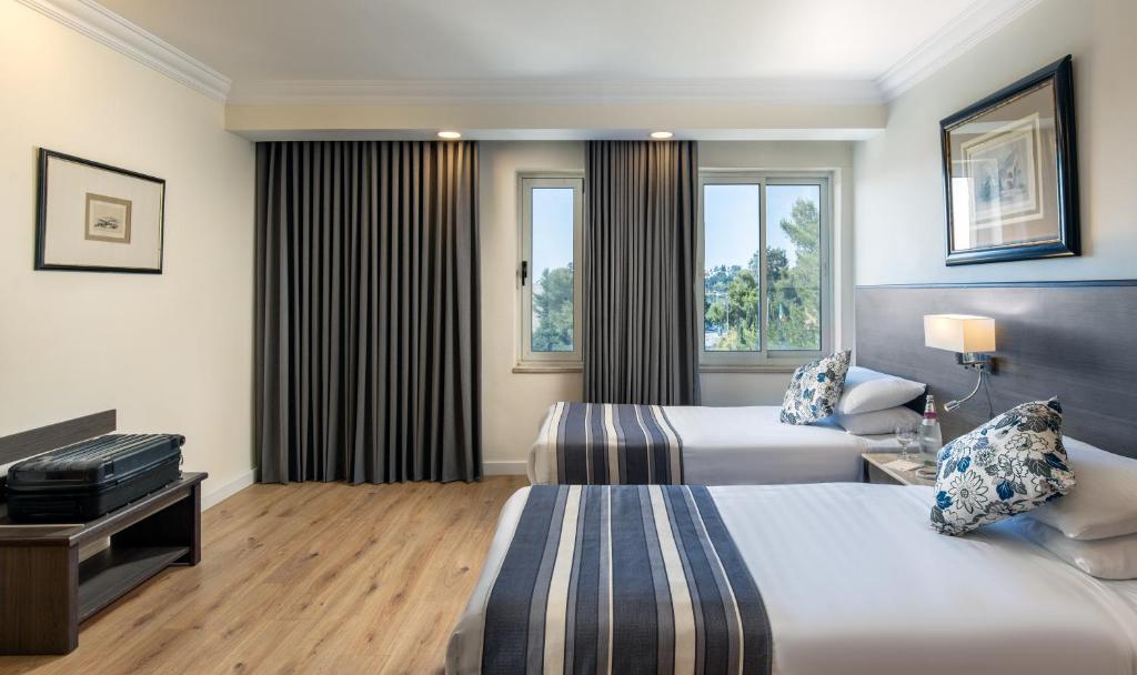 Postel nebo postele na pokoji v ubytování Ambassador Hotel
