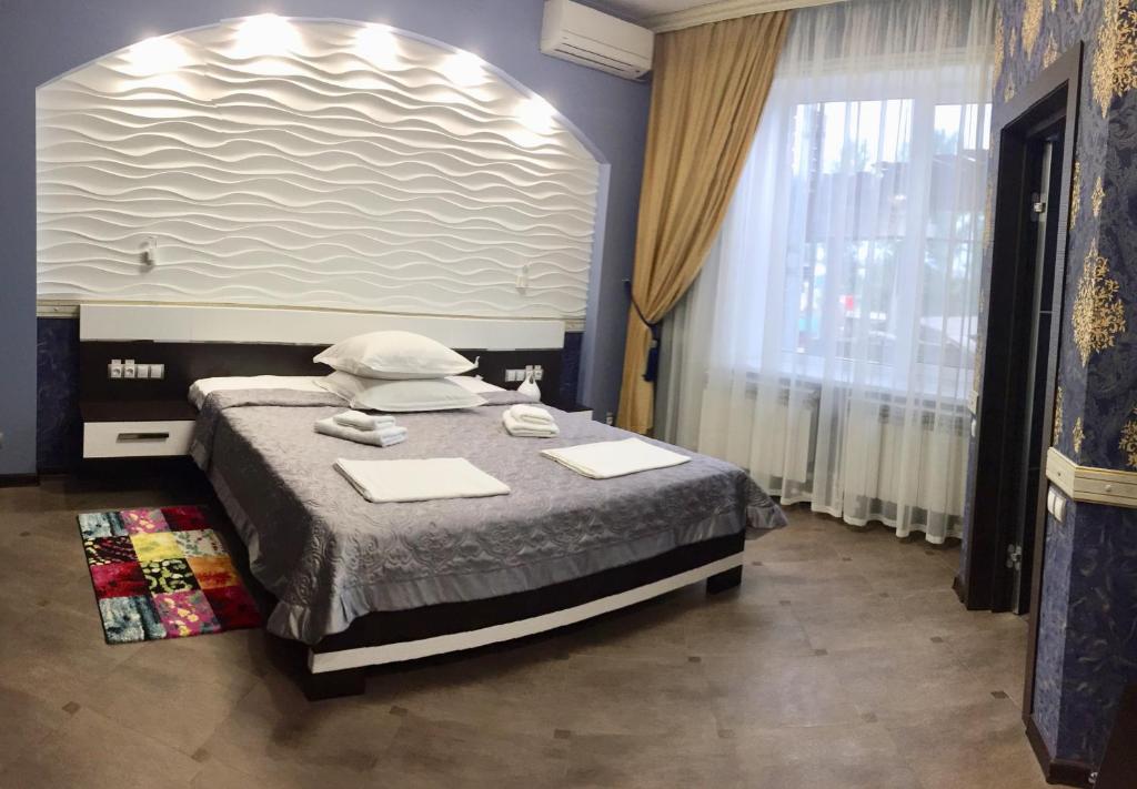 パヴロフスクにあるOnixのベッドルーム1室(ベッド1台、大きな窓付)