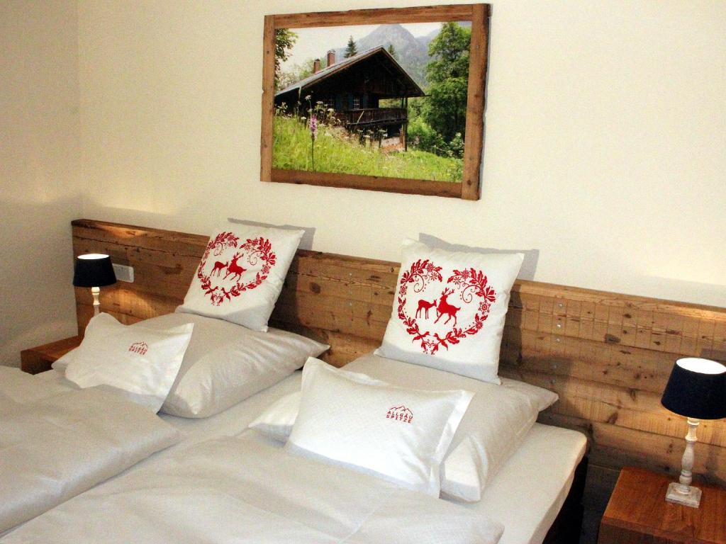 1 dormitorio con 2 camas y una foto en la pared en Allgäu Spitze, en Oberstdorf