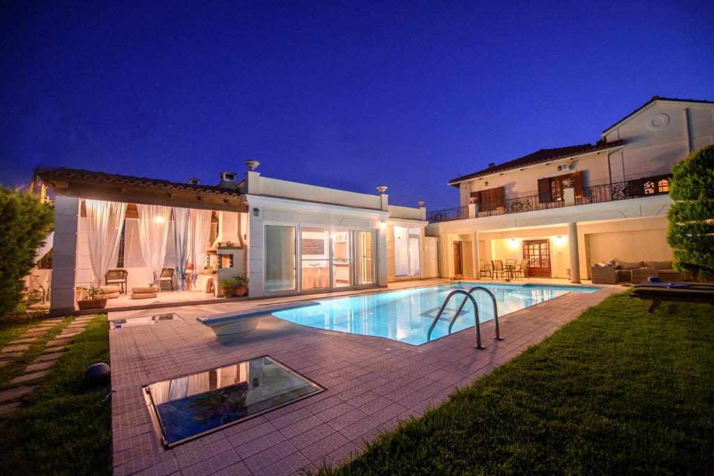 Gallery image of Nikol's Elegant Mansion with Pool! in Metóchion