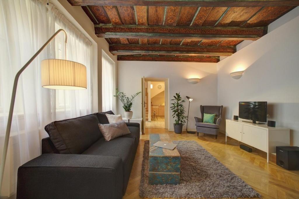 U Kapra Apartments - One-Bedroom Apartment