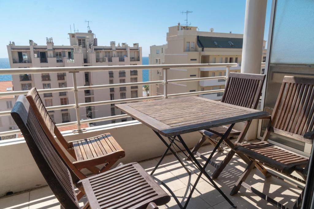 une table et des chaises sur un balcon avec vue dans l'établissement Top Floor Apartment Santa Barbara, à Nice