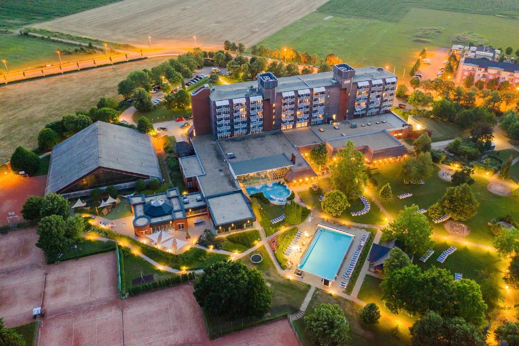 una vista aérea de un edificio con piscina en Danubius Hotel Bük en Bük
