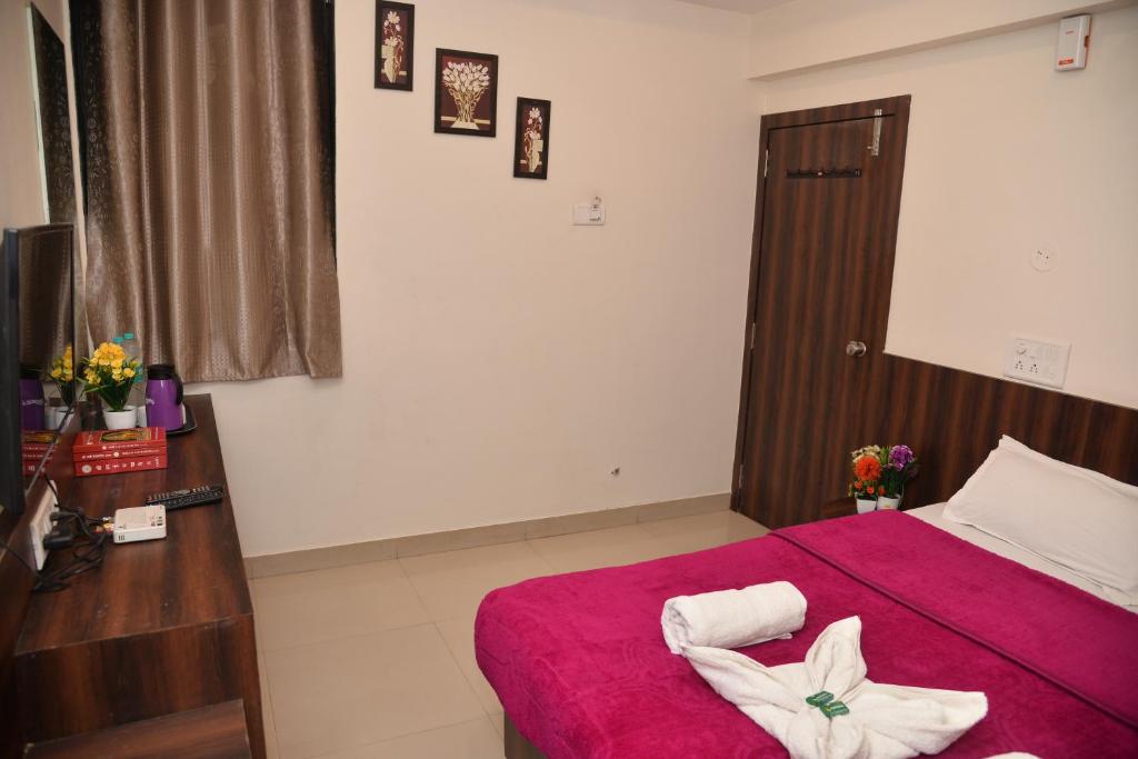 Postel nebo postele na pokoji v ubytování Hotel Disha Palace