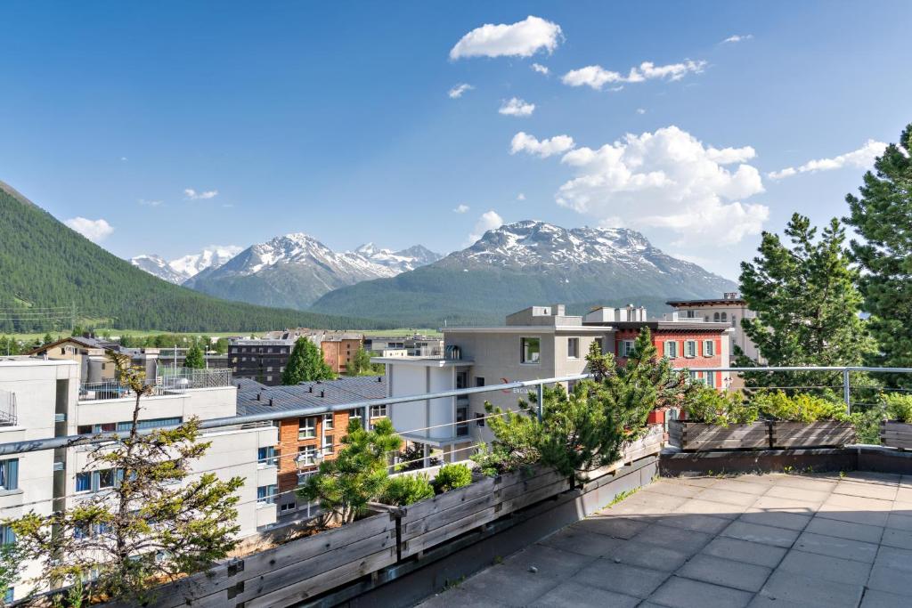 Aussicht vom Dach eines Gebäudes mit Bergen im Hintergrund in der Unterkunft Chesa Quadratscha - Samedan in Samedan