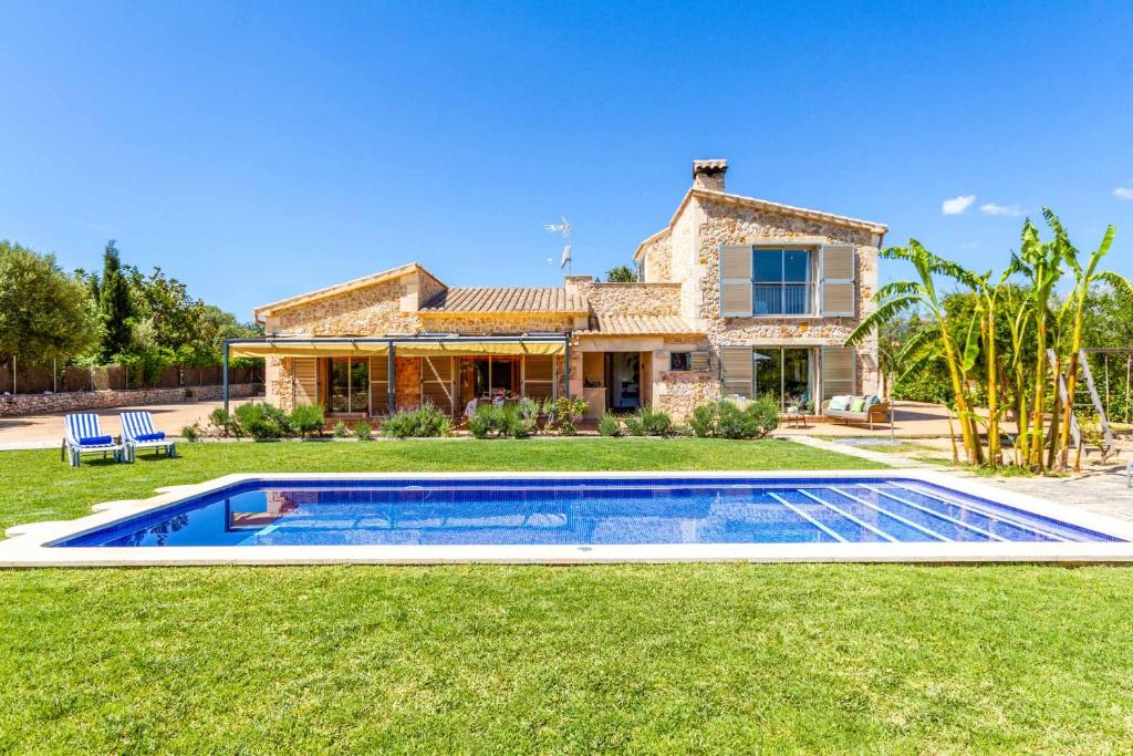 ein Haus mit einem Pool vor einem Hof in der Unterkunft Villa Melis Dos in Pollença