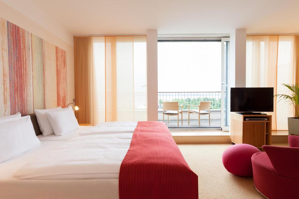Ein Bett oder Betten in einem Zimmer der Unterkunft A-ROSA Travemünde
