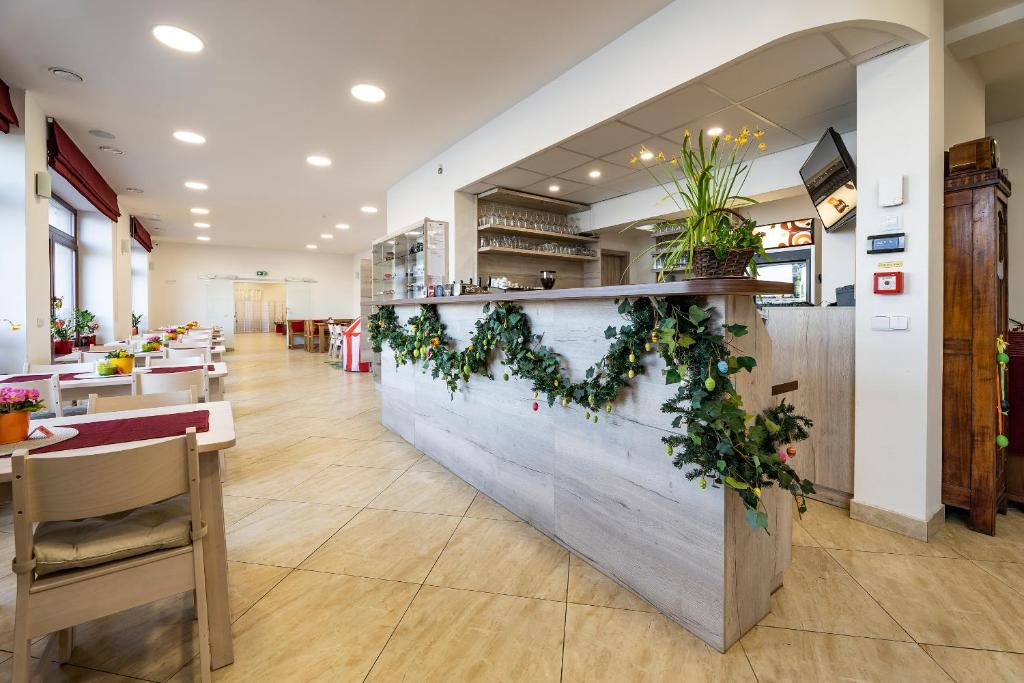 restauracja z ladą z roślinami w obiekcie Hotel Zlechov w mieście Plumlov