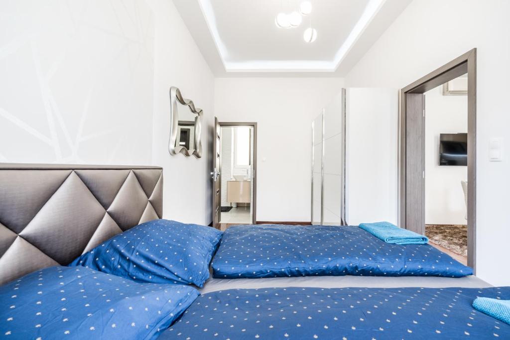 Postel nebo postele na pokoji v ubytování Centrum Opera Luxury apartment with free garage