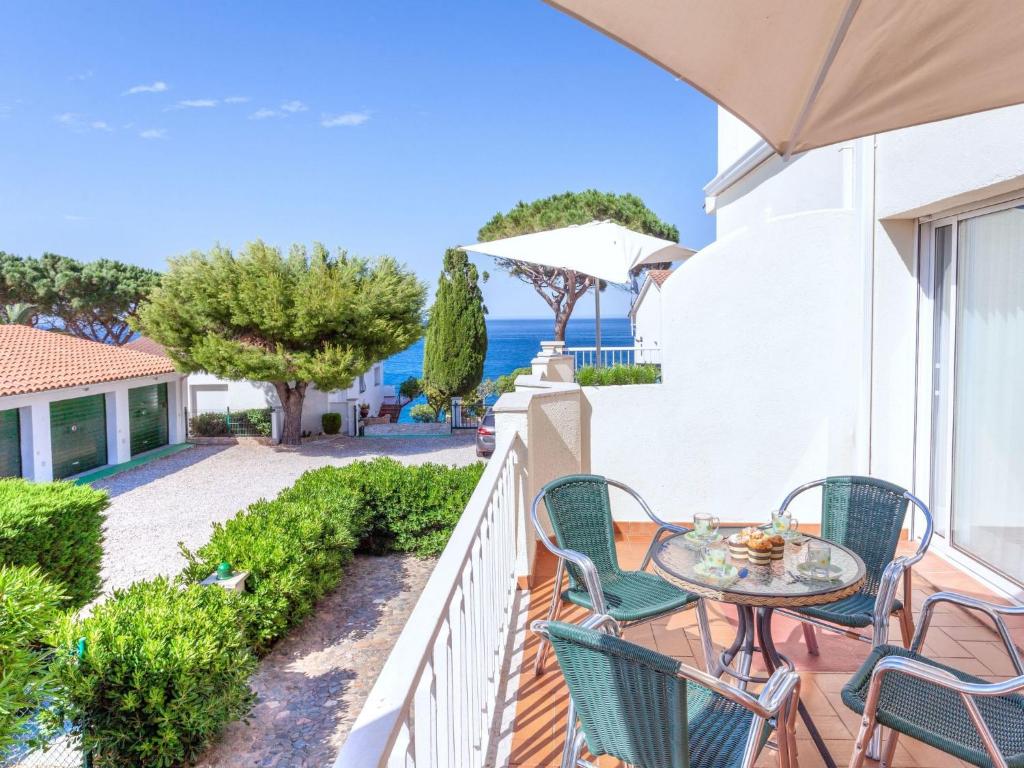 d'une terrasse avec une table et des chaises sur un balcon. dans l'établissement Apartment Palmiers I-4 by Interhome, à Llançà