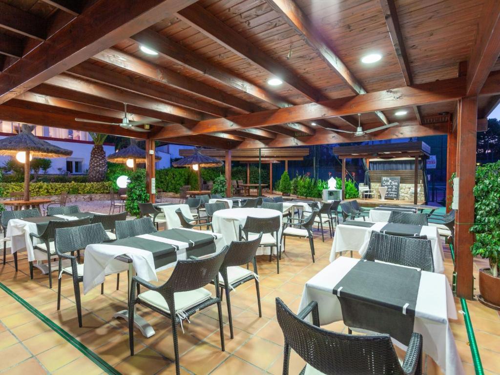 Reštaurácia alebo iné gastronomické zariadenie v ubytovaní Apartment Palmiers I-4 by Interhome