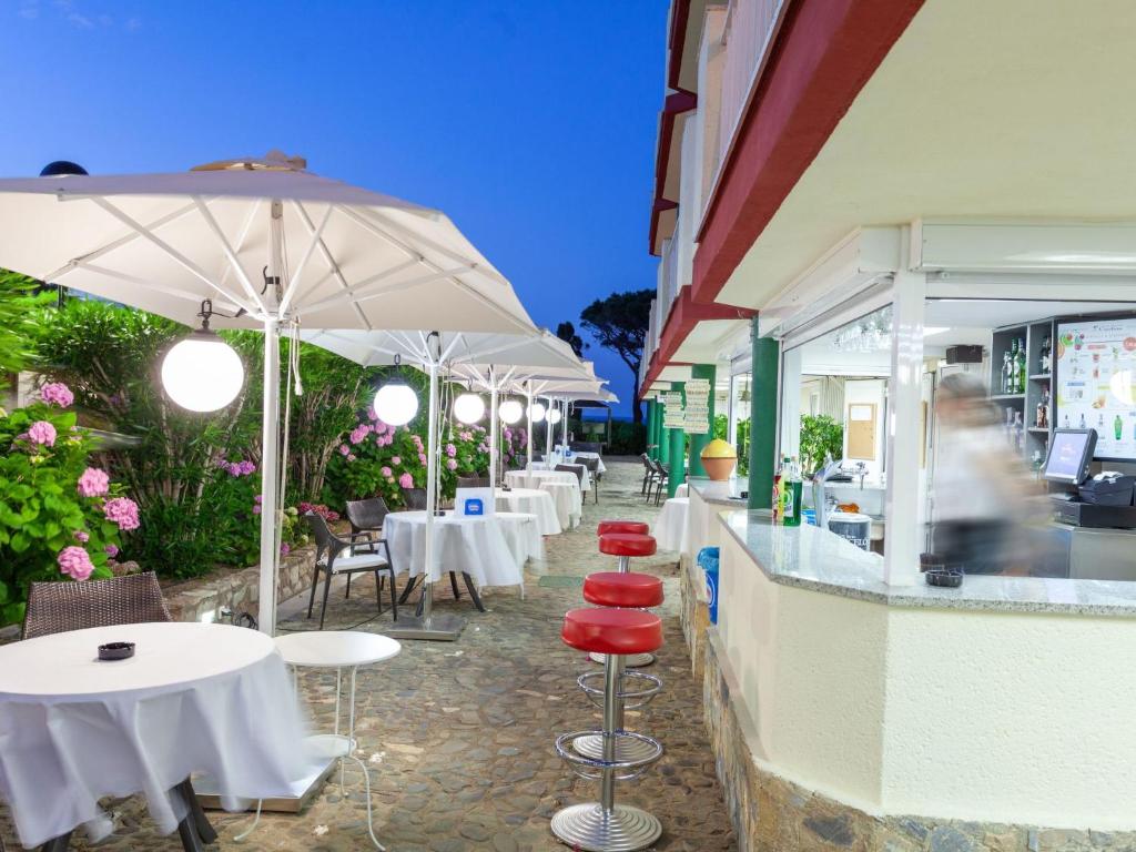 Reštaurácia alebo iné gastronomické zariadenie v ubytovaní Apartment Palmiers I-4 by Interhome