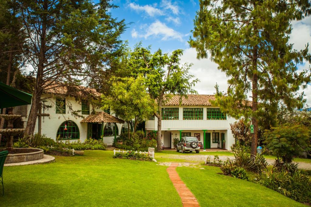 una vista exterior de una casa con patio en Posada Ingapirca, en Ingapirca