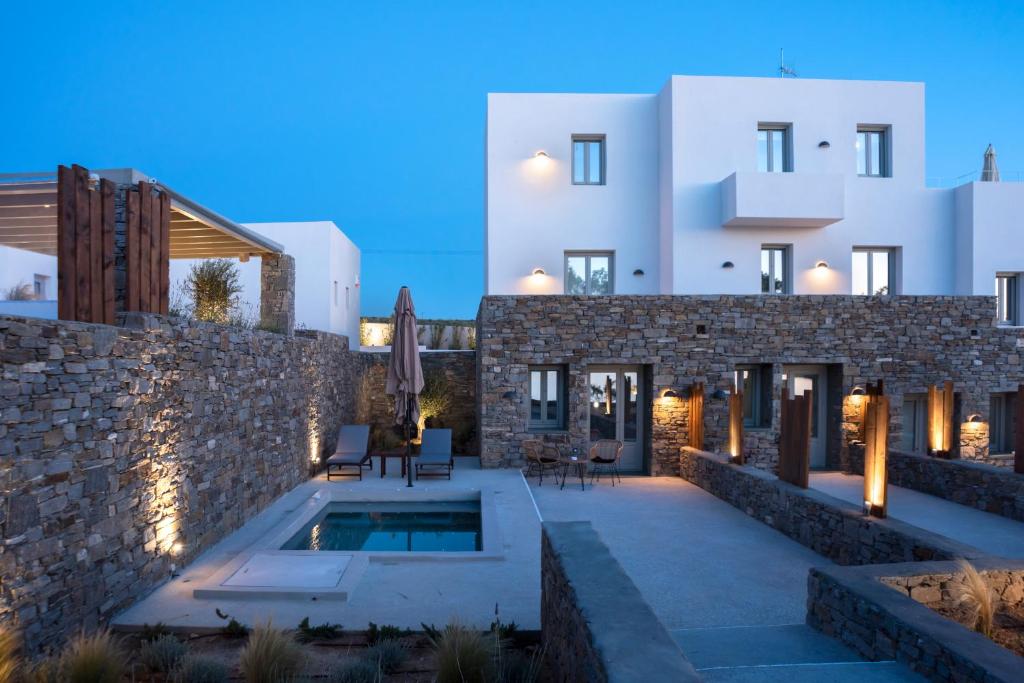 Paros Comfy Suitesの敷地内または近くにあるプール
