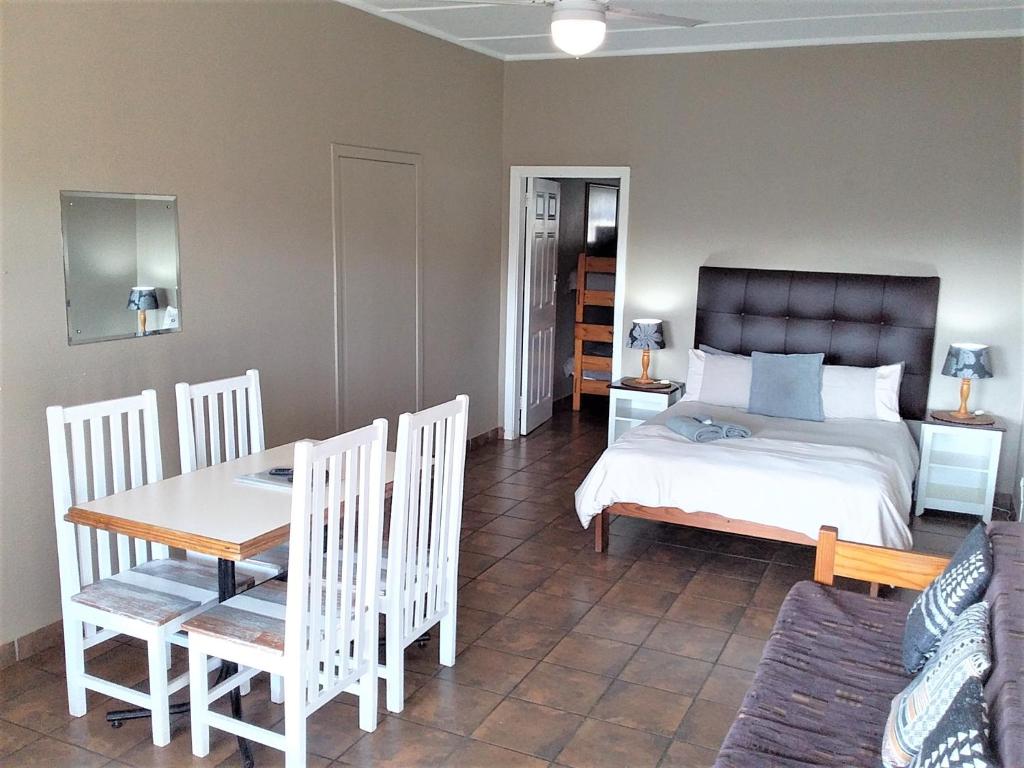 Ένα ή περισσότερα κρεβάτια σε δωμάτιο στο The Tweni Waterfront Guest Lodge
