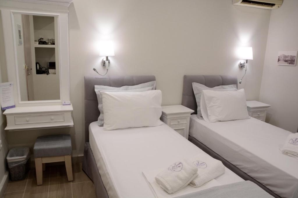 Postel nebo postele na pokoji v ubytování LEVANTA HOTEL SPETSES