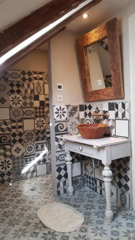 łazienka z umywalką i lustrem na ścianie w obiekcie Koloska House w Balatonfüred