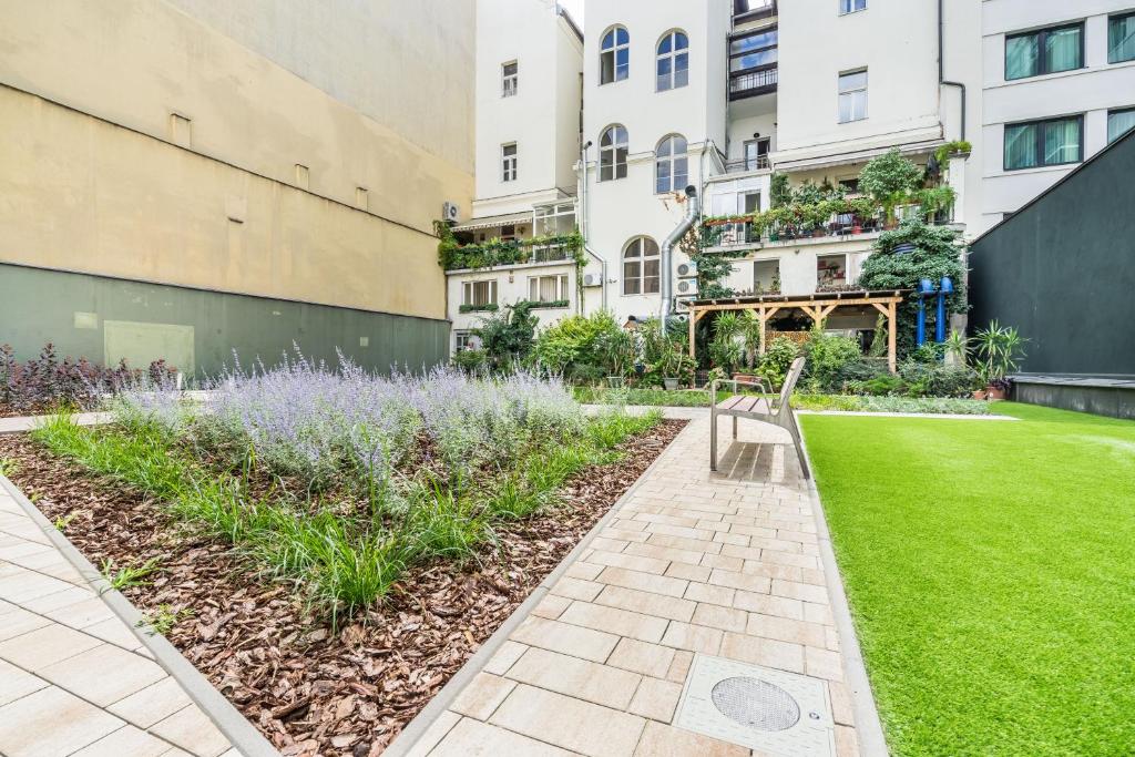 A garden outside Luxury apartment with free garage and balcony in the center