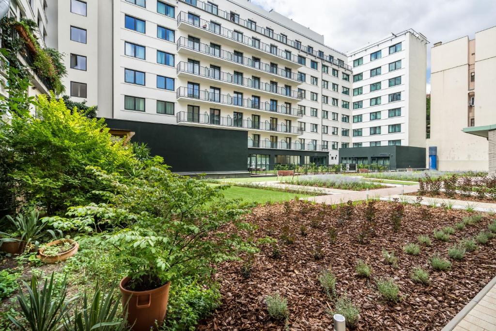 A garden outside Luxury apartment with free garage and balcony in the center