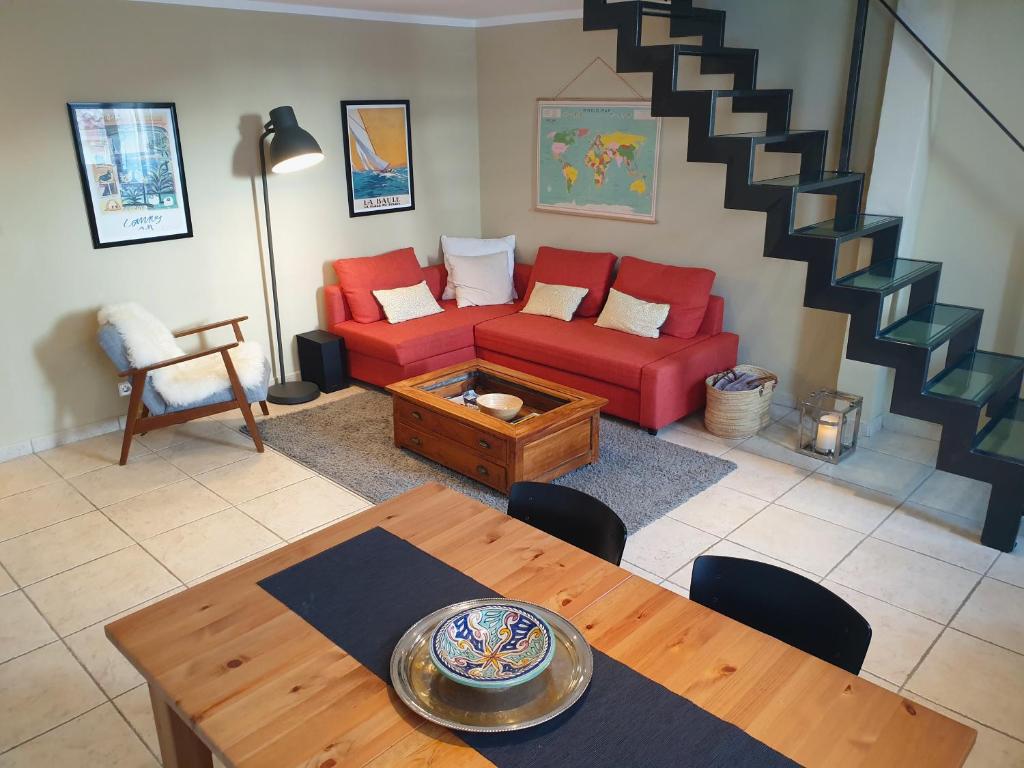 un salon avec un canapé rouge et une table dans l'établissement Bright Loft, à Cannes