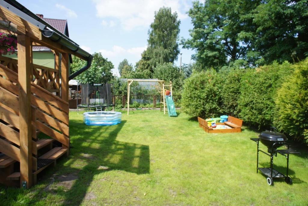 Vonkajšia záhrada v ubytovaní Apartament Biały Domek
