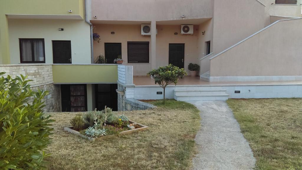 Το κτήριο όπου στεγάζεται  το διαμέρισμα