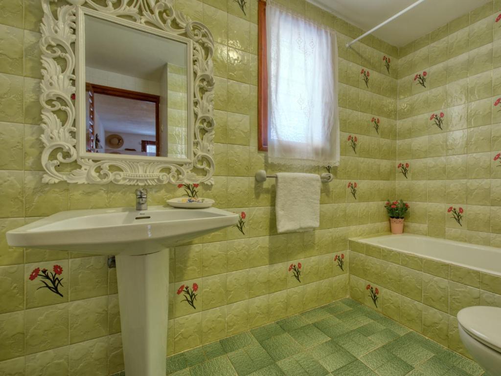 A bathroom at Holiday Home Florencia by Interhome