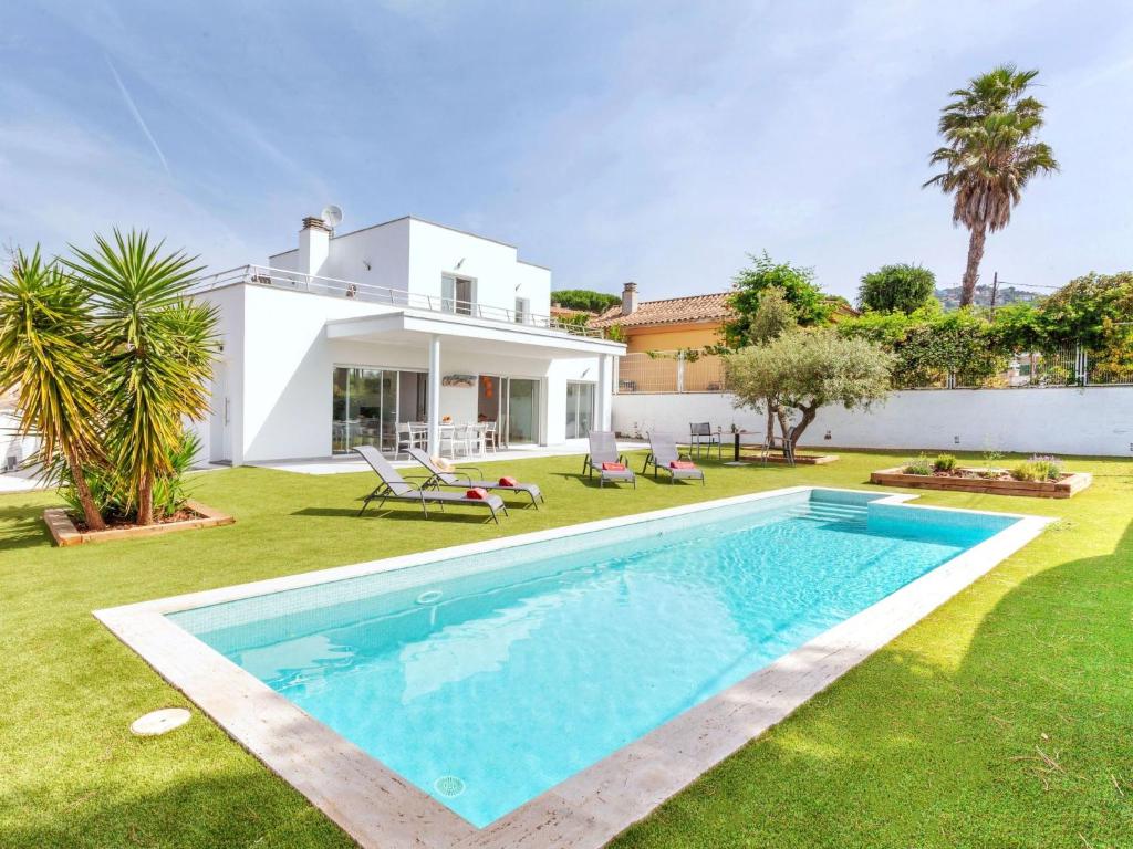 una piscina en el patio de una casa en Holiday Home Almendro by Interhome, en Santa Cristina d'Aro