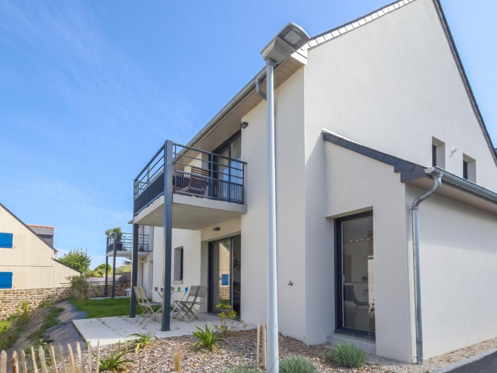 Cette maison blanche dispose d'un balcon et d'un éclairage de rue. dans l'établissement Apartment Domaine d'Augustin Apt B01 by Interhome, à Saint-Malo