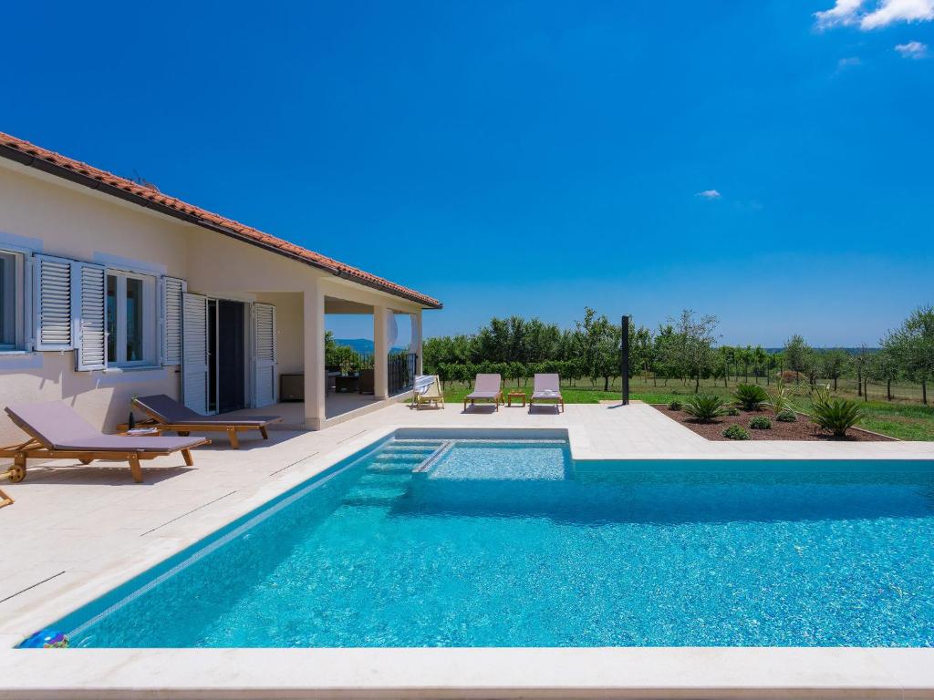 Bazén v ubytování Holiday Home Eugen by Interhome nebo v jeho okolí