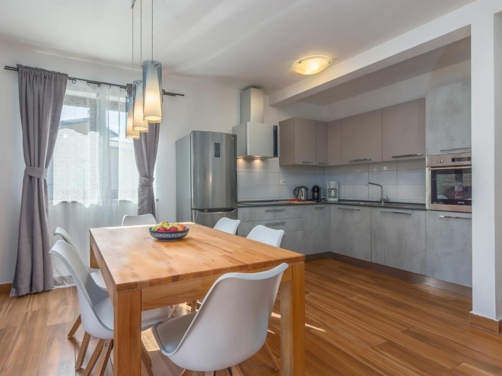 Kuchnia lub aneks kuchenny w obiekcie Holiday Home Villa Joy by Interhome