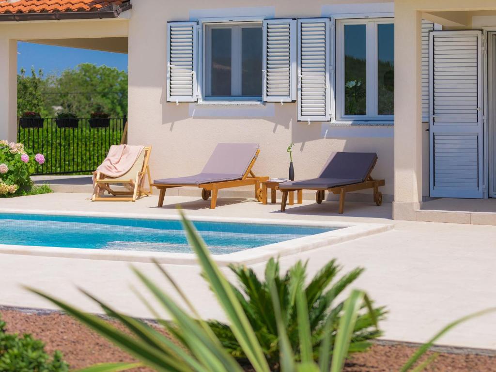 Bazén v ubytování Holiday Home Eugen by Interhome nebo v jeho okolí